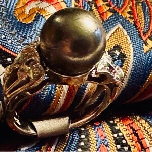 18K white Gold Tahitian Black Pearl Ring with diamonds